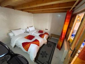 A bed or beds in a room at Dar Nouha : un appartement sur l'océan