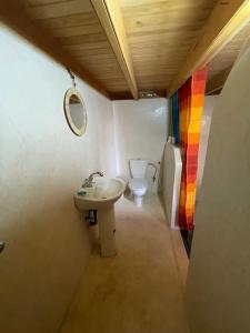 A bathroom at Dar Nouha : un appartement sur l'océan