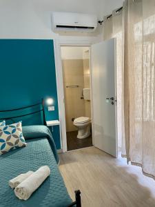 una camera con letto e un bagno con servizi igienici di Casa Vittoria a Palermo