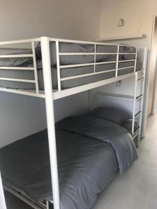 ヴィルヌーヴ・ルベにある#902 MARINA RIVIERA BAY - Marina Baie des Angesの二段ベッドが備わる小さな客室の二段ベッド1台分です。