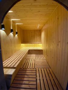 a wooden sauna with a wooden floor and a wooden at Home Mark Casa Boutique in Paipa