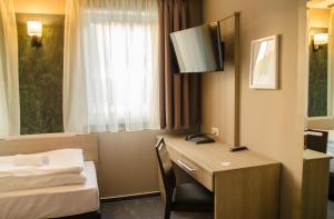 TV a/nebo společenská místnost v ubytování Alpha & Omega Hotel
