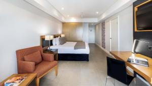 Ein Bett oder Betten in einem Zimmer der Unterkunft Oaks Darwin Elan Hotel