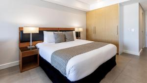 Ein Bett oder Betten in einem Zimmer der Unterkunft Oaks Darwin Elan Hotel