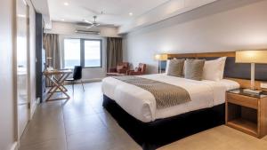 Ein Bett oder Betten in einem Zimmer der Unterkunft Oaks Darwin Elan Hotel