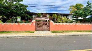 ein Haus mit einem orangenen Zaun und einem Tor in der Unterkunft Hotel - Pousada-Zen Bougainville in Salvador