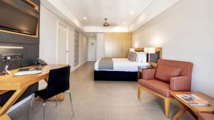 Ein Bett oder Betten in einem Zimmer der Unterkunft Oaks Darwin Elan Hotel