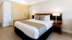 Ein Bett oder Betten in einem Zimmer der Unterkunft Oaks Darwin Elan Hotel