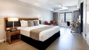 Ein Bett oder Betten in einem Zimmer der Unterkunft Oaks Darwin Elan Hotel
