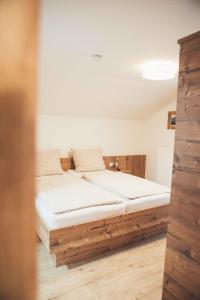 ein Schlafzimmer mit einem großen Holzbett in einem Zimmer in der Unterkunft Haus Schwangau in Schwangau