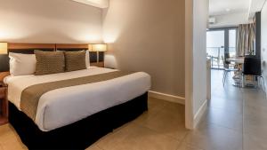 Ein Bett oder Betten in einem Zimmer der Unterkunft Oaks Darwin Elan Hotel
