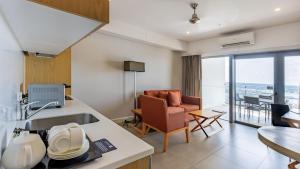 Ein Sitzbereich in der Unterkunft Oaks Darwin Elan Hotel
