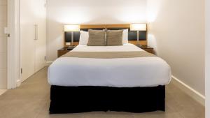Ein Bett oder Betten in einem Zimmer der Unterkunft Oaks Darwin Elan Hotel