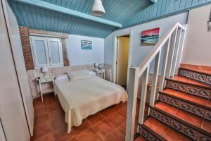 Un pat sau paturi într-o cameră la Hotel Puerto Arnela