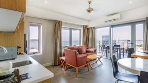 Ein Sitzbereich in der Unterkunft Oaks Darwin Elan Hotel