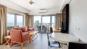 Ein Sitzbereich in der Unterkunft Oaks Darwin Elan Hotel
