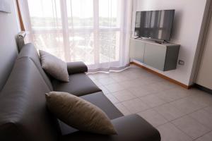 sala de estar con sofá y TV en Sky Sun & Sea en Cavallino-Treporti