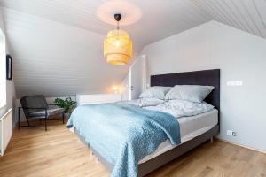 1 dormitorio con 1 cama grande con manta azul en V13 Guesthouse, en Keflavík