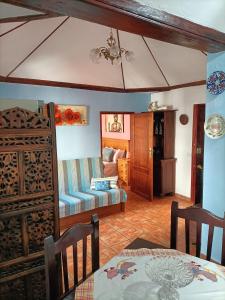 - un salon avec un canapé et une table dans l'établissement Casa Apartamento Los Llanos, à Los Llanos de Aridane