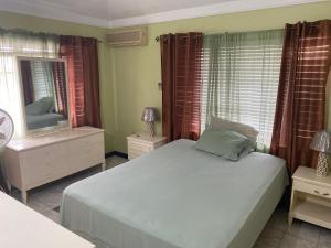 A bed or beds in a room at Finest Accommodation Renfrew Place 4-12 Renfrew Rd 2 bedroom 2 bat Apt # 15 New Kinston Jamaica
