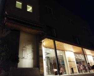 un edificio con una puerta blanca por la noche en Rendezvous hotel petra en Wadi Musa