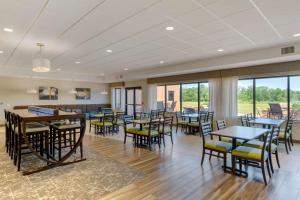 A restaurant or other place to eat at Best Western Plus Centralia Hotel & Suites