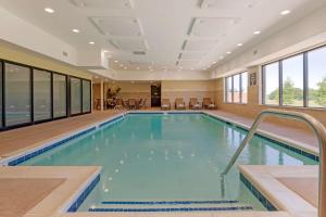 Bazén v ubytování Best Western Plus Centralia Hotel & Suites nebo v jeho okolí