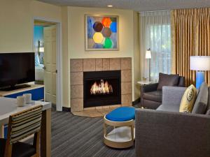 a living room with a fire place in a living room at Sonesta ES Suites Cincinnati - Sharonville East in Sharonville