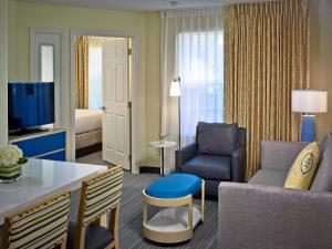 a living room with a couch and a chair at Sonesta ES Suites Cincinnati - Sharonville East in Sharonville +12 photos
