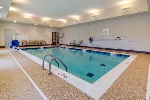 Piscina a Best Western Plus St. Louis Airport Hotel o a prop