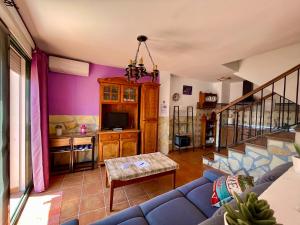 Posezení v ubytování Apartamentos Axarquia , Frigiliana, terraza privada con vistas a la montaña rio y al mar