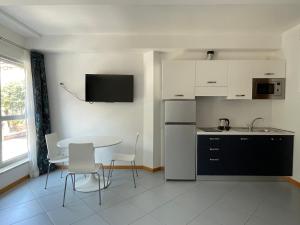Kuchyňa alebo kuchynka v ubytovaní RADA - loft prima fila lungomare sud