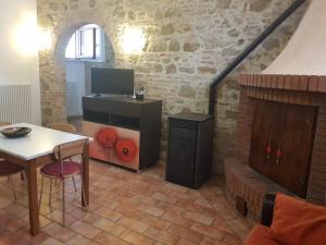 Телевизор и/или развлекательный центр в Casale in collina vista Assisi,Brufa di Torgiano