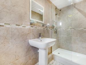 ein Badezimmer mit Waschbecken, Toilette und Dusche in der Unterkunft Magnolia Cottage in Barton + 14 Fotos