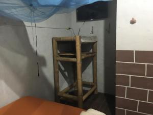 una camera con mensola in legno in un angolo di Hostal San Andrés de k-noa a Canoa