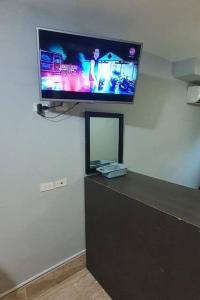 Una televisión o centro de entretenimiento en R.1109 Estudio ejecutivo.