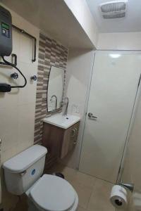 y baño con aseo, lavabo y ducha. en R.1109 Estudio ejecutivo., en Panamá