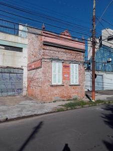 an old brick building on the side of a street at Trip Adventure Poa in Porto Alegre