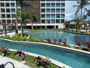 une grande piscine en face d'un grand bâtiment dans l'établissement Salinas Premium Resort, à Salinópolis