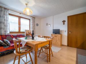 sala de estar con mesa y sofá en Apartment Claudia en Vandans