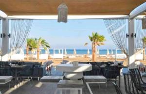 un restaurant avec vue sur la plage dans l'établissement Mangroovy El Gouna Full SEA View 1 BR, El Gouna, à Hurghada