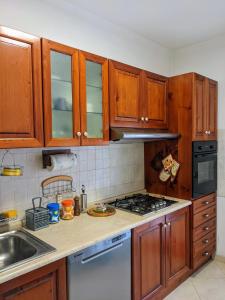 een keuken met houten kasten en een fornuis met oven bij Appartamento La Terrazza in Trapani