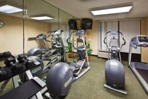 un gimnasio con varias máquinas de correr en una habitación en Holiday Inn Port St. Lucie, an IHG Hotel, en Port Saint Lucie