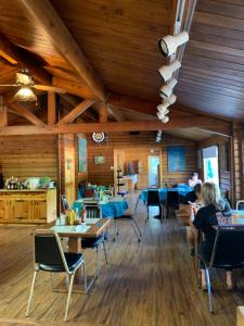 a dining room with wooden ceilings and tables and chairs at Glacier Haven Inn in Pinnacle