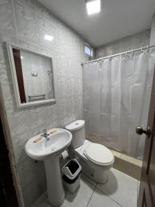 Bilik mandi di Hotel Herusalen