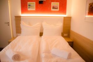 Postel nebo postele na pokoji v ubytování Alpha & Omega Hotel