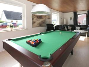 Hadsundにある10 person holiday home in Hadsund-By Traumのリビングルーム(ビリヤード台付)