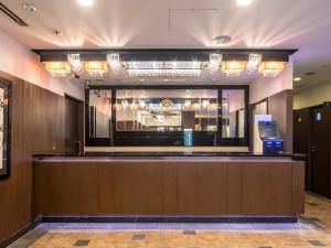 een lobby met een bar met een raam en een onbedoelde bij APA Hotel Asakusabashi Ekimae in Tokyo