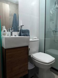 a bathroom with a toilet and a sink and a shower at Estudio en la zona más bonita de Santa Cruz in Santa Cruz de la Sierra