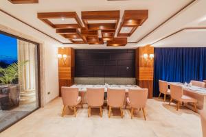 Area tempat duduk di The Ramayana Hotel, Ayodhya